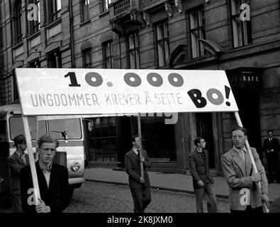 Oslo 19480609 Obdachlose demonstrieren gegen den Wohnungsbedarf in Oslo. Insbesondere ist es schwierig, eine Unterkunft für Studenten und Jugendliche zu erhalten. Die Demonstration endete in einem Massentreffen in Youngstorget. Hier Demonstranten mit Plakaten im Demonstrationszug. Der Slogan lautet: '10.000 junge Menschen fordern, zu bleiben!' Foto: NTB / NTB Stockfoto