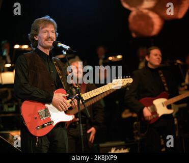 Lillehammer 19940312. Verleihung des Spellemann-Preises für das Musikjahr 1993 bei Maihaugen in Lillehammer. Øystein Sunde mit Gitarre auf der Bühne. Foto Aleksander Nordahl / NTB / NTB Stockfoto