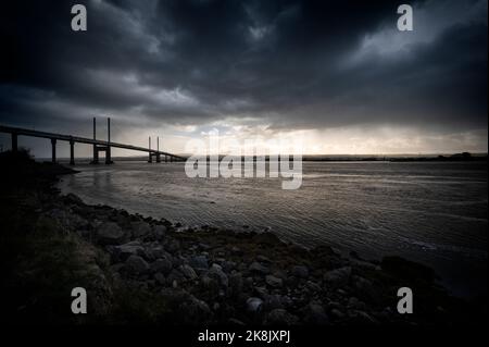 Dunkle Wolken ziehen über den Moray Firth und die Kessock Bridge. Aus North Kessock Richtung Süden nach Inverness. Stockfoto