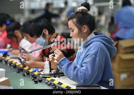 FUYANG, CHINA - 24. OKTOBER 2022 - Arbeiter arbeiten an der Lautsprecherproduktionslinie von Linquan Wuyang Electronics Co LTD in der Stadt Fuyang, Provinz Anhui, Stockfoto