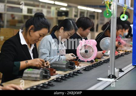 FUYANG, CHINA - 24. OKTOBER 2022 - Arbeiter arbeiten an der Lautsprecherproduktionslinie von Linquan Wuyang Electronics Co LTD in der Stadt Fuyang, Provinz Anhui, Stockfoto