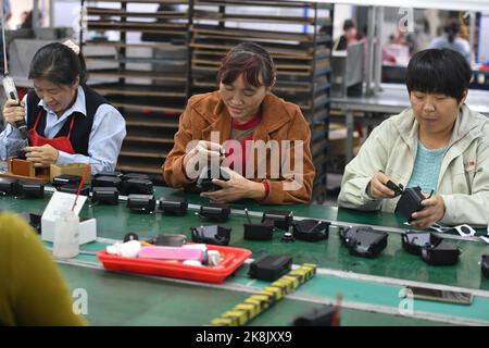 FUYANG, CHINA - 24. OKTOBER 2022 - Arbeiter arbeiten an der Lautsprecherproduktionslinie von Linquan Wuyang Electronics Co LTD in der Stadt Fuyang, Provinz Anhui, Stockfoto