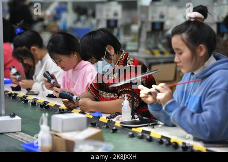 FUYANG, CHINA - 24. OKTOBER 2022 - Arbeiter arbeiten an der Lautsprecherproduktionslinie von Linquan Wuyang Electronics Co LTD in der Stadt Fuyang, Provinz Anhui, Stockfoto