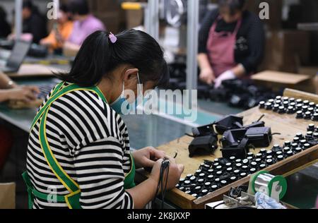 FUYANG, CHINA - 24. OKTOBER 2022 - Arbeiter arbeiten an der Lautsprecherproduktionslinie von Linquan Wuyang Electronics Co LTD in der Stadt Fuyang, Provinz Anhui, Stockfoto