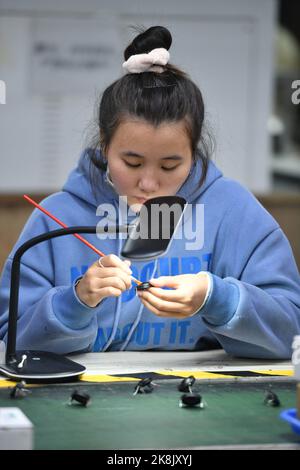 FUYANG, CHINA - 24. OKTOBER 2022 - Arbeiter arbeiten an der Lautsprecherproduktionslinie von Linquan Wuyang Electronics Co LTD in der Stadt Fuyang, Provinz Anhui, Stockfoto