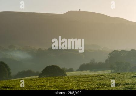 Nebliger Herbstmorgen am Rivington Pike Winter Hill West Pennine Moors Lancashire England Stockfoto