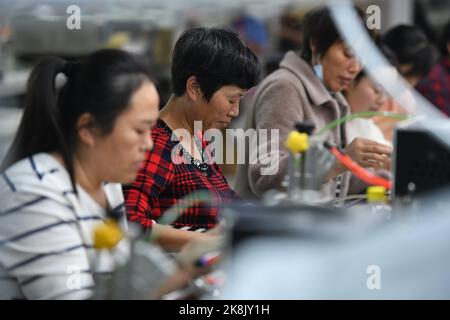 FUYANG, CHINA - 24. OKTOBER 2022 - Arbeiter arbeiten an der Lautsprecherproduktionslinie von Linquan Wuyang Electronics Co LTD in der Stadt Fuyang, Provinz Anhui, Stockfoto