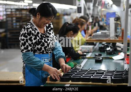 FUYANG, CHINA - 24. OKTOBER 2022 - Arbeiter arbeiten an der Lautsprecherproduktionslinie von Linquan Wuyang Electronics Co LTD in der Stadt Fuyang, Provinz Anhui, Stockfoto