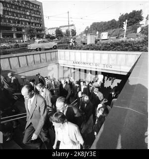 Oslo im Sommer 1959. Die Holmenkollbanen, die Passagiere kommen die Treppe vom Ausgang an der National Theatre Station in Richtung Karl Johans Tor, Verkehr, Autos, Fußgänger, das Leben der Menschen. Foto: Aage Storløkken / Aktuell / NTB Stockfoto