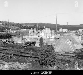 Die Kirkenes im Herbst 1945. Besuch des Kronprinzen; Kronprinz Olav reist nach dem Krieg durch Norwegen. (Hier die Zerstörung der Stadt; Krisenhäuser und Ruinen). Foto: Kjell Lynau / NTB Stockfoto