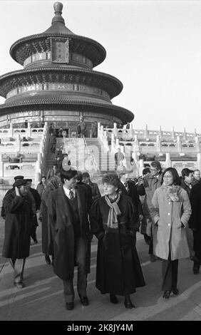 China 18. Januar 1988. Peking. Premierminister Gro Harlem Brundtland bei einer Tour durch die verbotene Stadt während seines ersten Tages in der chinesischen Hauptstadt während des siebentägigen Staatsbesuchs. Foto: Inge Gjellesvik / NTB / NTB Stockfoto