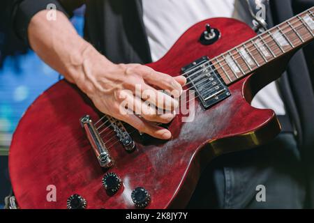 Gitarrist spielt E-Gitarre live auf der Bühne. Nahaufnahme. Stockfoto
