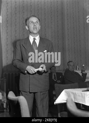 1952 Oslo. Treffen im norwegischen Schriftstellerverband im Restaurant Georges. Hier steht der Psychiater und Autor Trygve Braatøy (1904-53) und gibt einen Beitrag. Foto: Odd Nicolaysen / Aktuell / NTB Stockfoto