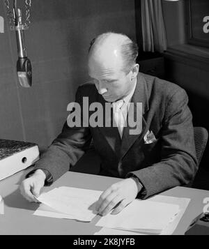 Oslo März 1949 bekannte Stimmen in NRK Radio. Hier per Bøhn in Aktion am Mikrofon. Bøhn war für die direkten Überweisungen vom Storting verantwortlich, die manchmal umstritten waren. Foto: Current / NTB Stockfoto