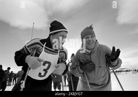 Beitostølen 19620323 unter der Leitung von Erling Stordahl (TV) und Håkon Brusveen finden in Beitostølen erstmals Skikurse für Blinde statt. Hier die beiden zusammen, vor dem Endlauf von 2 x 5 Kilometern. Foto: Aaserud / Aktuell / NTB Stockfoto