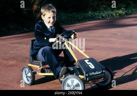 Asker 197909: Die Kronprinzenfamilie in Skaugum, September 1979. Das Kronprinzenpaar und die Kinder, die zu Hause in Skaugum fotografiert wurden. Das Bild: Prinz Haakon Magnus auf seinem Tread im Garten von Skaugum. /Spielzeugautos/ Foto: Bjørn Sigurdsøn / NTB / NTB Stockfoto