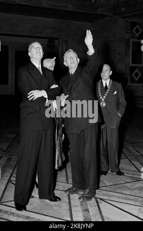 Oslo 195203. König Gustaf Adolf und Königin Louise von Schweden werden offiziell in Norwegen besucht. König Gustaf Adolf war mächtig beeindruckt von der Dekoration des Osloer Rathauses. König Gustaf Adolf (f Foto: Jens Bühne / NTB-Archiv neg. 12960H / NTB Stockfoto