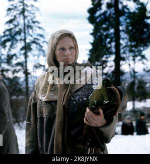 Røros März 1968. Liv Ullmann während der Aufnahme des Films 'an-Magritt' nach Johan Falkberget's 'Night Bread' in Røros. Arne Skouen ist Regisseur und Liv Ullmann spielt die Titelrolle. Foto Erik Thorberg / NTB / NTB Stockfoto