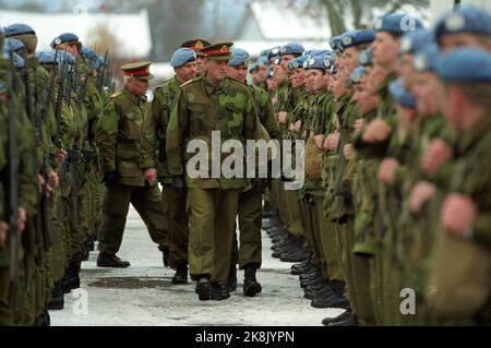 Oslo 19921028: König Harald inspiziert norwegische UN-Truppen, um in den Libanon, Kuwait und das ehemalige Jugoslawien zu reisen. Foto: Jon Eeg Stockfoto