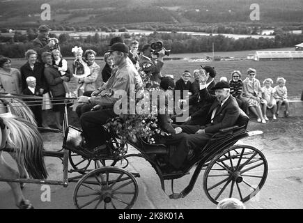 Alvdal August 1963. Die Premiere des Films 'Fresc kick' nach den Büchern von K. Aukrust wurde der Molkerei in Alvdal hinzugefügt. Hier reisten alle Hauptrolle, und die Einheimischen machten ein öffentliches Festival. Hier winkt der Autor Kjell Aukrust den Teilnehmern aus dem Hufeisen, das bei der Gelegenheit gewonnen wurde. Foto: Sverre A. Børretzen / Aktuell / NTB Stockfoto