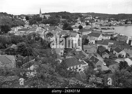 E-18, 9. August 1969. Aktuelle Nr. 32. 'Die Urlaubsstraße vor einigen ist die europäische Straße 18 - oder südlich, wie sie im Volksmund genannt wird. Wir sind der 613 Kilometer langen Straße von Oslo nach Stavanger gefolgt. Von der Autobahn zur Betongrasstraße, von den Dörfern von Vestfold bis zum felsigen Jæren. Durch einige der größten Städte des Landes und durch kleine südliche Deillen. Hier aus Grimstad. Foto: Per Ervik / Current / NTB Stockfoto