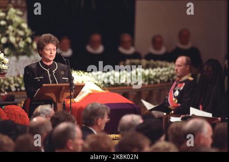 Oslo 19910130. Beerdigung von König Olav V. Premierminister Gro Harlem Brundtland hält während der Trauerzeremonie in der Kathedrale von Oslo eine Gedenkrede. T.H. König Harald. Foto: Lise Åserud NTB / NTB Stockfoto