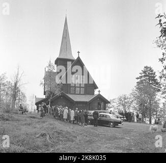 Oslo 19621004. In der Holmenkollenkapelle taufen Prinzessin Estad und Johan Martin Ferner ihre Tochter Cathrine. Viele Zuschauer waren vor der Kapelle angekommen, um einen Blick auf die königlichen Familie zu erhaschen. Foto: Ivar Aaserud Current / NTB Stockfoto