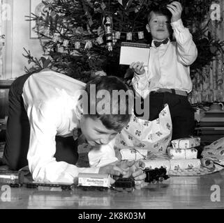 Oslo 195712. Heiligabend in der Familie Rørslett. Die Jungs spielen mit den Weihnachtsgeschenken, inklusive Einem Zugensatz. Foto Sverre A. Børretzen / Aktuell / NTB Stockfoto