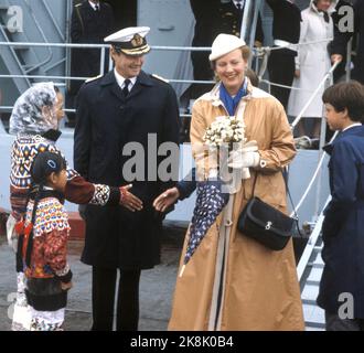 Grönland, Narsassuag, August 1982. König Olav und Kronprinzessin Sonja besuchen Grönland mit Königin Margrethe, Prinz Henrik, den Kindern Kronprinz Frederik, Prinz Joachim von Dänemark und Präsident Vigdis Finnbogadottir. Hier kommen Prinz Henrik und Königin Margrethe Narsassuag an. Foto: Paul Owesen NTB / NTB Stockfoto