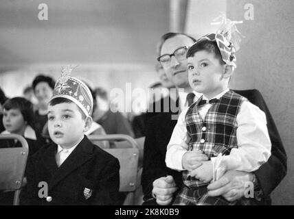 Oslo 19601128 Chanukka dauert bis Ostern. Die Chanukka-Partei hat - die jüdische Lichtpartei begonnen. Acht Tage lang halten die Juden die letzten. Von der Feier in der Synagoge in der mosaischen Religionsgemeinschaft in Oslo. Die diesjährige große Veranstaltung ist die Kinderparty, die einmal während Chanukka stattfindet. Es weckt Papierhüte, Softdrinks, Kuchen und große Tüten Süßigkeiten. Foto: Sverre A. Børretzen / Aktuell / NTB Stockfoto