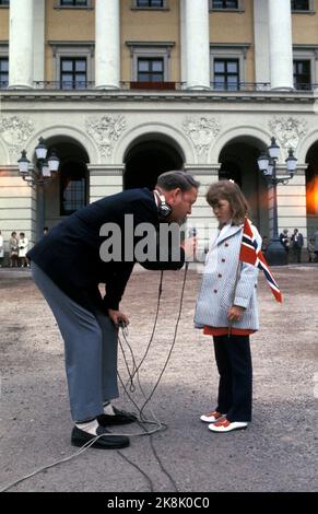 Oslo 19700517. Mai 17 in Oslo. NRK-Reporterin Bjørge Lillelien interviewt ein kleines Mädchen mit einer Flagge am Schlossplatz. Foto: Current / NTB Stockfoto