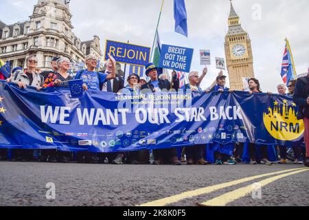 London, Großbritannien. 22.. Oktober 2022. Der Anti-Brexit-Aktivist Steve Bray mit Demonstranten auf dem Parliament Square. Tausende von Menschen marschierten durch Central London und forderten, dass Großbritannien den Brexit umkehrt und sich der Europäischen Union erfreut. Stockfoto