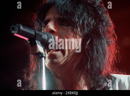 Oslo 19891128. Alice Cooper auf der Bühne während des Konzerts in den Skedsmohallen. Foto Knut Odrås / NTB / NTB Stockfoto