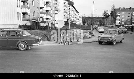 Oslo 19701107. ...... Aber das Auto ist Platz für. Aktueller Bericht über den Platz des Autos in der düsteren Stadt im Vergleich zu Kindern für Kinder. Überquerte Vetlandsveien und Solbergliveien in Oppsal. Foto: Ivar Aaserud / Aktuell / NTB Stockfoto