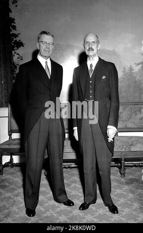 Oslo 195203. König Gustaf Adolf und Königin Louise von Schweden werden offiziell in Norwegen besucht. Hier sehen wir das königliche Foto auf dem Schloss. König Gustaf Adolf (f.) Und König Haakon mit Zigarette in der Hand. Foto: NTB-Archiv Stockfoto