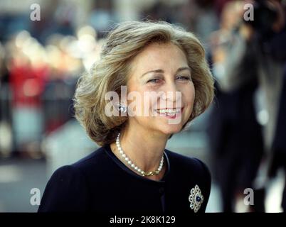 Paris 19940923. Königin Sonja, Kronprinz Haakon und Prinzessin Märtha Louise in Paris anlässlich von Hochzeiten in der Familie Duch von Luxemburg. Das Bild: Königin Sofia von Spanien während der Hochzeit anwesend. Foto: Lise Åserud Stockfoto