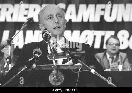 Oslo 19860418. Nationalversammlung der rechten Seite 1986. Premierminister Kåre Willoch auf der Kanzel während des nationalen Treffens von Høyre. Mikrofone, schwer. Foto: Bjørn Sigurdsøn NTB / NTB Stockfoto