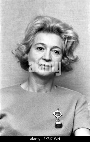 Oslo November 1966 die Schauspielerin Wenche Foss wird von zehn verschiedenen norwegischen Künstlern gestaltet, die alle Mitglieder der jungen Künstlergesellschaft sind. Hier sitzt sie Model. Foto: Ivar Aaserud / Aktuell / NTB Stockfoto