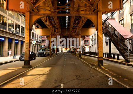 Eine Straße unterhalb der Eisenbahn im Hochbahnsystem von Chicago, allgemein bekannt als „L“ Stockfoto