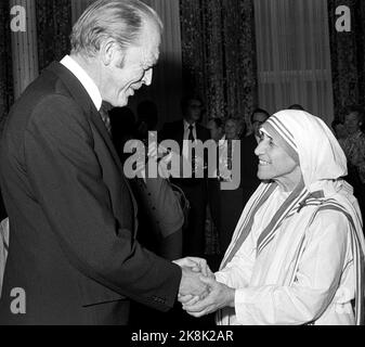 Oslo 19791210. Premierminister Odvar Nordli (AP) begrüßt Mutter Teresa während des Empfangs im Hotel Continental nach der Zeremonie in der Aula der Universität, wo sie den Friedensnobelpreis erhielt. Foto: Bjørn Sigurdsøn / NTB Stockfoto