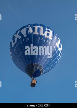 Sint Niklaas, Belgien, 04. September 2022, Blauer Heißluftballon hoch oben am Himmel, der Küchen und Elektronik wirbt Stockfoto