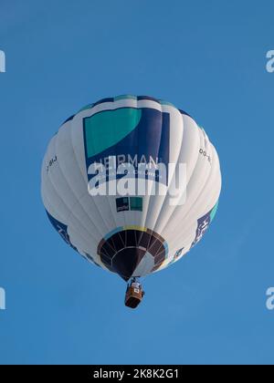 Sint Niklaas, Belgien, 04. September 2022, der Heißluftballon der Firma Herman, der in Fenstern und Türen arbeitet Stockfoto