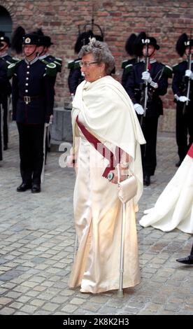 Oslo 19970528: Prinzessin Astry mit Krücken kommt zum Galadiner in Akershus im Zusammenhang mit König Albert II. Und Königin Paola von Belgiens Staatsbesuch in Norwegen. Die Prinzessin im cremeweißen Gallery-Kleid mit Schal und Diadem. Foto: Jon EEG NTB / NTB Stockfoto