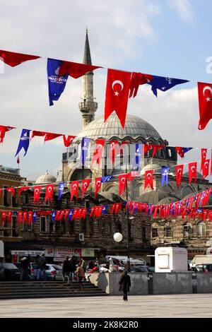Türkische Flaggen vor der Rustem-Pascha-Moschee, Eminonu, Bezirk Fatih, Istanbul, Türkei Stockfoto