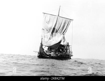 Das Rentierboot RA II fährt 1970 wieder auf den Start, nachdem eine gescheiterte Expedition mit RA I. die Expedition von dem Ethnographen Thor Heyerdahl geleitet wurde. Das Boot wurde nach einem alten ägyptischen Modell aus Papyrus gebaut. Die Reise geht von Marokko nach Amerika und ist diesmal erfolgreich. Stock Foto: Novosti / NTB Stockfoto