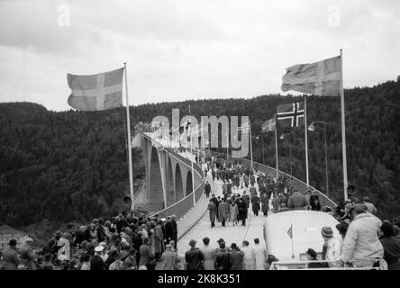 Svinesund 19460615. Die Svinesundbrücke in Halden zwischen Norwegen und Schweden wird von König Haakon und Kronprinz Gustav Adolf inmitten der 420 Meter langen Brücke eröffnet. Nach der Eröffnungszeremonie gingen die königlichen Brückenöffner auf die schwedische Seite der Brücke. In Strømstad gab es ein großes Abendessen. Norwegische und schwedische Flaggen. Foto: Thorbjørn Skotaam / Aktuelles Archiv / NTB Stockfoto