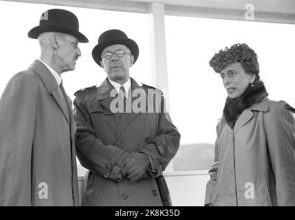 Svinesund 19460615. Die Svinesundbrücke in Halden zwischen Norwegen und Schweden wird von König Haakon und Kronprinz Gustav Adolf inmitten der 420 Meter langen Brücke eröffnet. Hier sehen wir (TV) König Haakon mit Kronprinz Gustav Adolf von Schweden, der 1950 König wurde, und Kronprinzessin Louise. Foto: NTB Archive / NTB Stockfoto