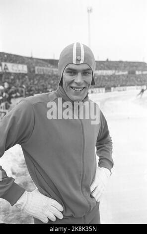 DEMER, Niederlande 19660123. Skating-Europameisterschaft 1966. Für die Norweger wurde das europäische Skaten in Deves zu einer traurigen Vorstellung. Hier ist ein glücklicher Europameister ARD Schenk, der vor Cees Verkerk gewonnen hat. Foto: Ivar Aaserud Current / NTB Stockfoto