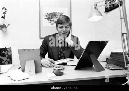 Oslo November 1972 KRF-Politiker Kjell Magne Bondevik ist Norwegens jüngster Staatssekretär, gerade einmal 25 Jahre alt. Er studiert neben dem Job Theologie und ist Vorsitzender der Jugend der Christlichen Volkspartei, KrFU. Hier sitzt er zu Hause in seiner Kellerwohnung auf Nesodden. Foto: Aage Storløkken / Aktuell / NTB Stockfoto