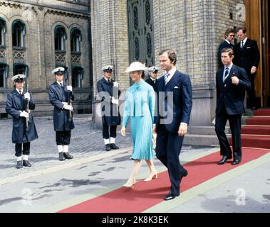 Oslo 19780702. König Olav 75 Jahre. Hier verlassen König Carl Gustaf und Königin Silvia von Schweden mit Prinz Charles von Wales (hinten) das Storting nach einem Empfang im Zusammenhang mit König Olav 75 Jahre. Foto: Bjørn Sigurdsøn NTB / NTB Stockfoto